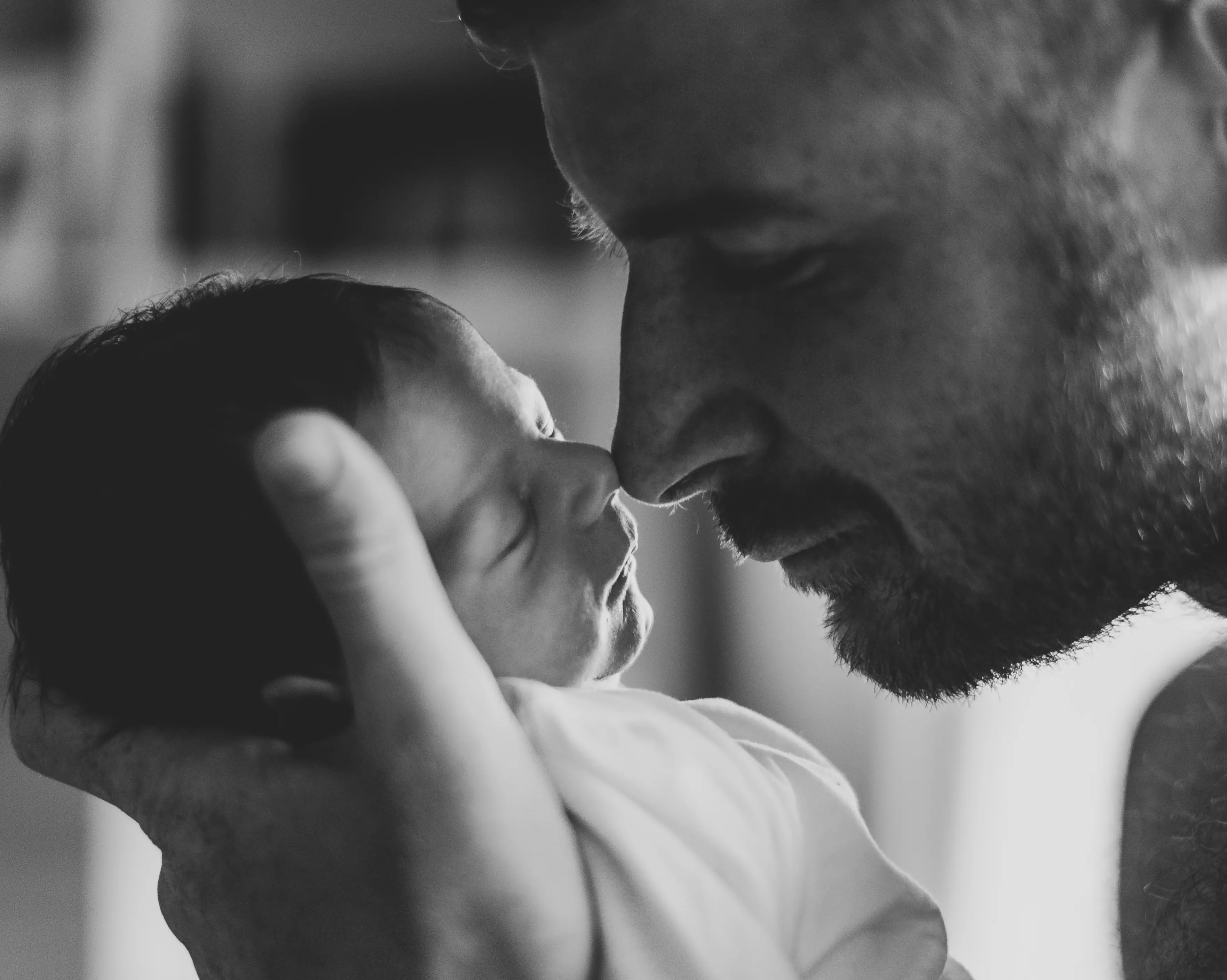 Un bébé dans les bras de son papa