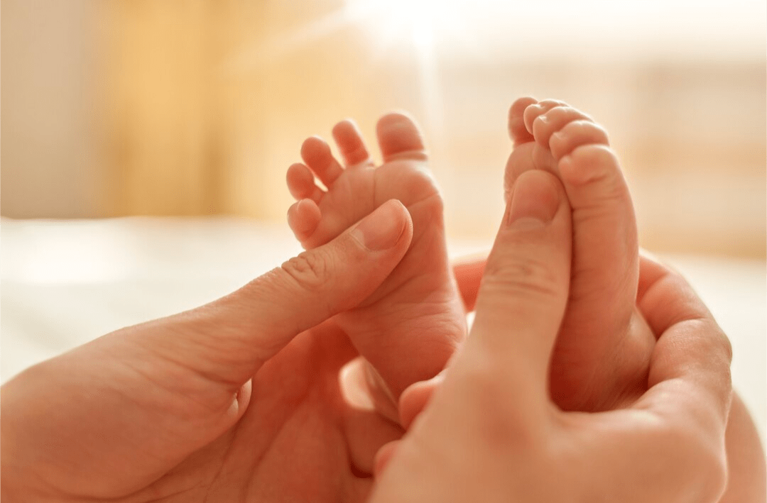 Massage des pieds de bébé
